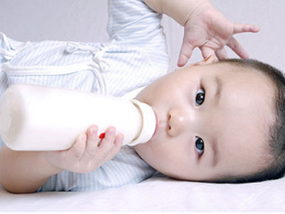 喂養姿勢不正確易導致寶寶吐奶