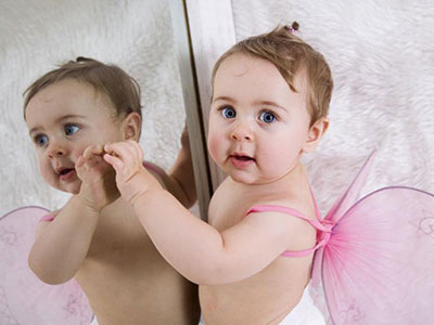 自我意識萌芽 讓寶寶認識自己從照鏡子開始
