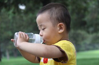 育兒知識：學齡前寶寶喝水注意事項