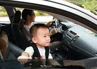 開車帶孩子出行，這些危險動作你是否試過？