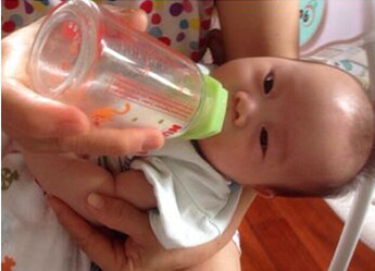 讓母乳寶寶輕松接受奶瓶喝奶新招式
