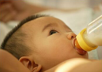 讓母乳寶寶輕松接受奶瓶喝奶新招式