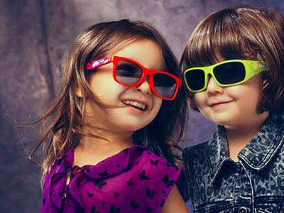 幼童戴太陽鏡是保護還是傷害？