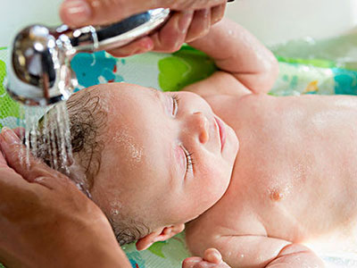 給新生兒洗頭的5步法則
