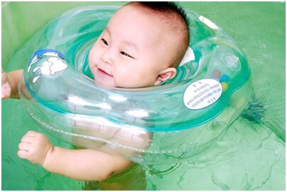 寶寶夏日游泳 可以促進發育提高智商？
