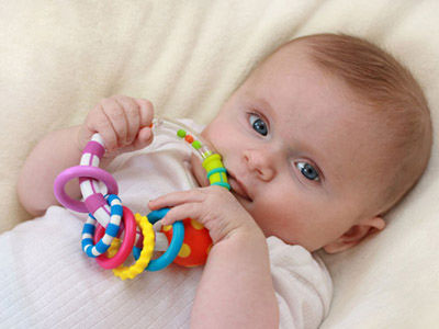 教寶寶“玩手”可以有效開發智力