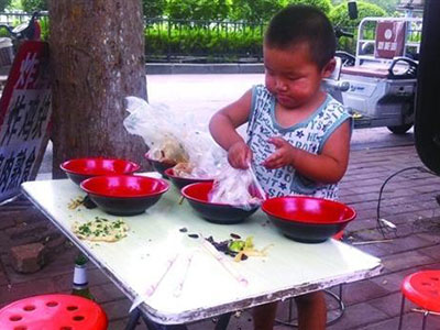 濟南2歲半男童幫父母街邊擺小吃攤 收碗扔垃圾