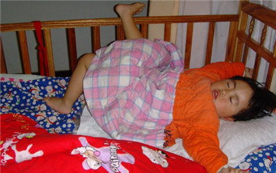 寶寶睡覺為什麼喜歡蹬被子？