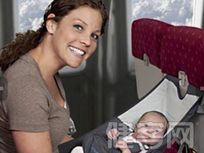 怪異卻實用的嬰兒旅行必備品:兒童飛機座、廁所掛帶