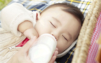 寶寶頻繁吐奶是否正常？
