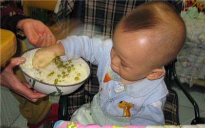 喂飯有講究，這樣幫寶寶喂飯要不得