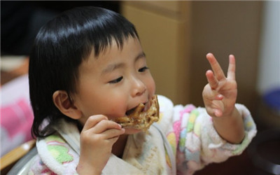 8歲女童補太狠導致提前發育，4大類食物孩子不宜多吃