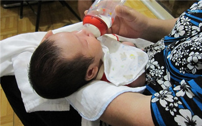 怎樣有效預防寶寶吐奶