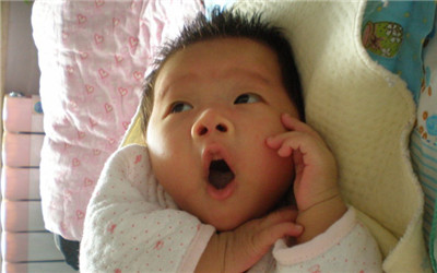 寶寶頻打哈欠，小心是缺氧或感冒