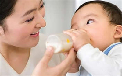 專家教你如何給寶寶選奶粉