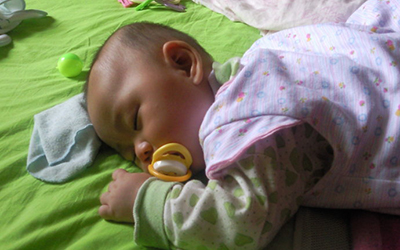 寶寶睡覺有講究 哪個姿勢最好？