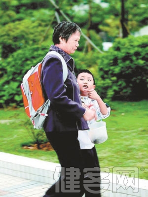 家長該不該替孩子背書包？