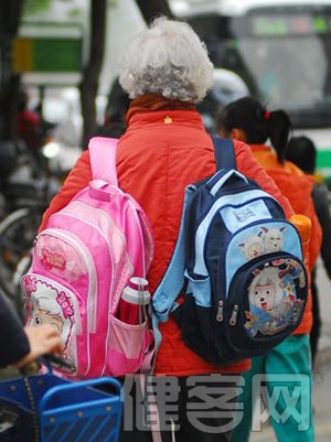 家長該不該替孩子背書包？
