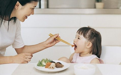 嚼碎飯菜喂食 可傳染胃病給孩子！你造嗎？