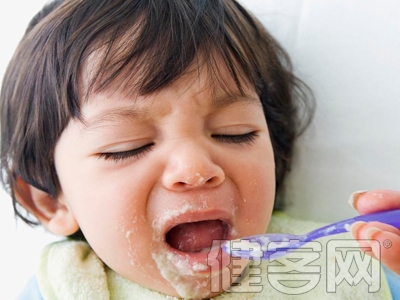 英國5歲男孩患“異食癖” 愛喝柔順劑啃牆壁