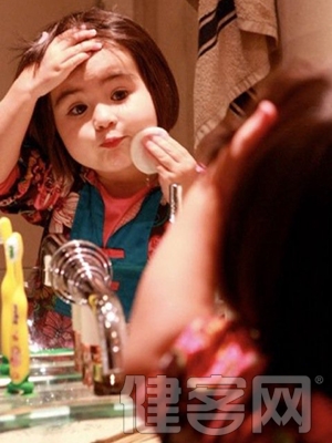 甄子丹11歲女兒濃妝照曝光 小孩有必要用化妝品嗎?