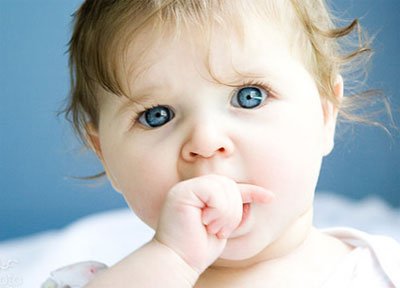 如何改掉嬰兒一直吃手的行為習慣?