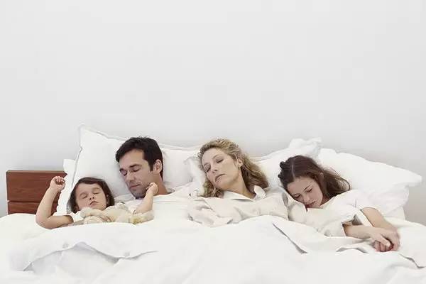 該如何讓孩子與父母分床睡？