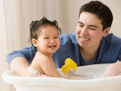 孩子長到五六歲 異性父母要減少為孩子洗澡
