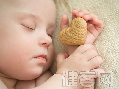 網傳紙巾可讓嬰兒1分鐘入睡 心理醫生：催眠術