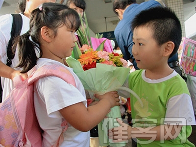 小孩愛攀比：不用霸道車送我太丟臉