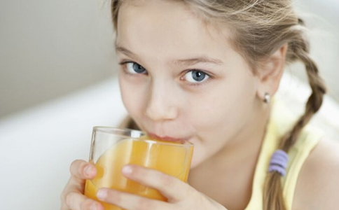 喝果汁會引起腹瀉嗎 寶寶腹瀉有哪些原因 寶寶腹瀉如何護理
