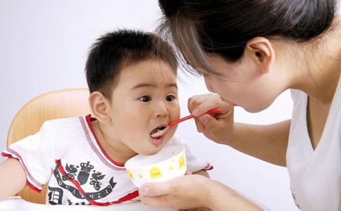 寶寶 母乳 大便 孩子 身高 體重 發育 大便的時間 進食量
