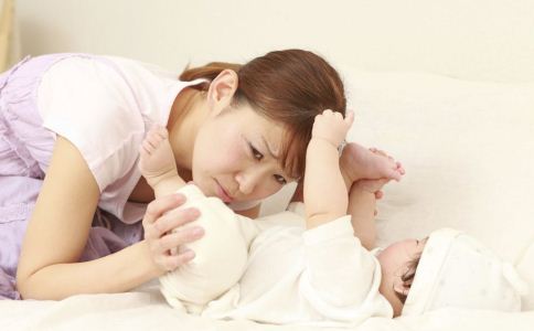 緩解初生嬰兒便秘的方法 初生嬰兒便秘怎麼辦 初生嬰兒便秘吃什麼